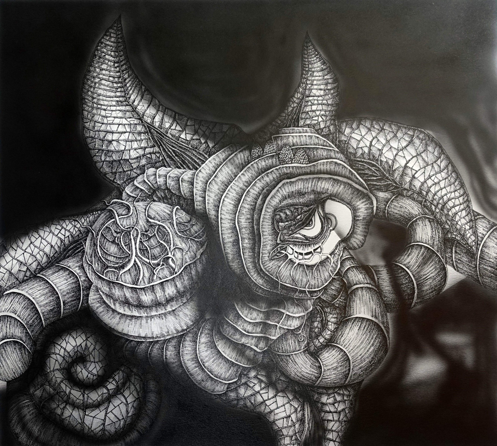 Surrealistisk penn- og blekktegning av en hornet organisk skikkelse med rørformede og anatomiske detaljer, av Neringa Zibaite.