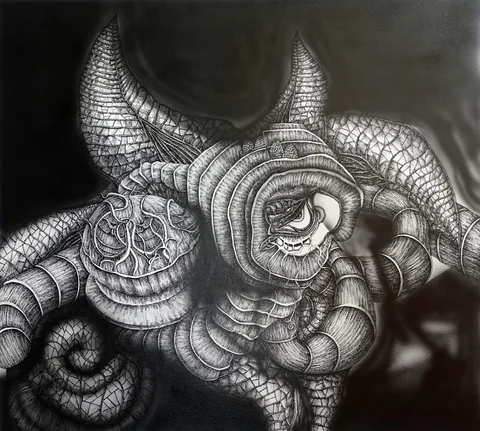 Surrealistisk penn- og blekktegning av en hornet organisk skikkelse med rørformede og anatomiske detaljer, av Neringa Zibaite.