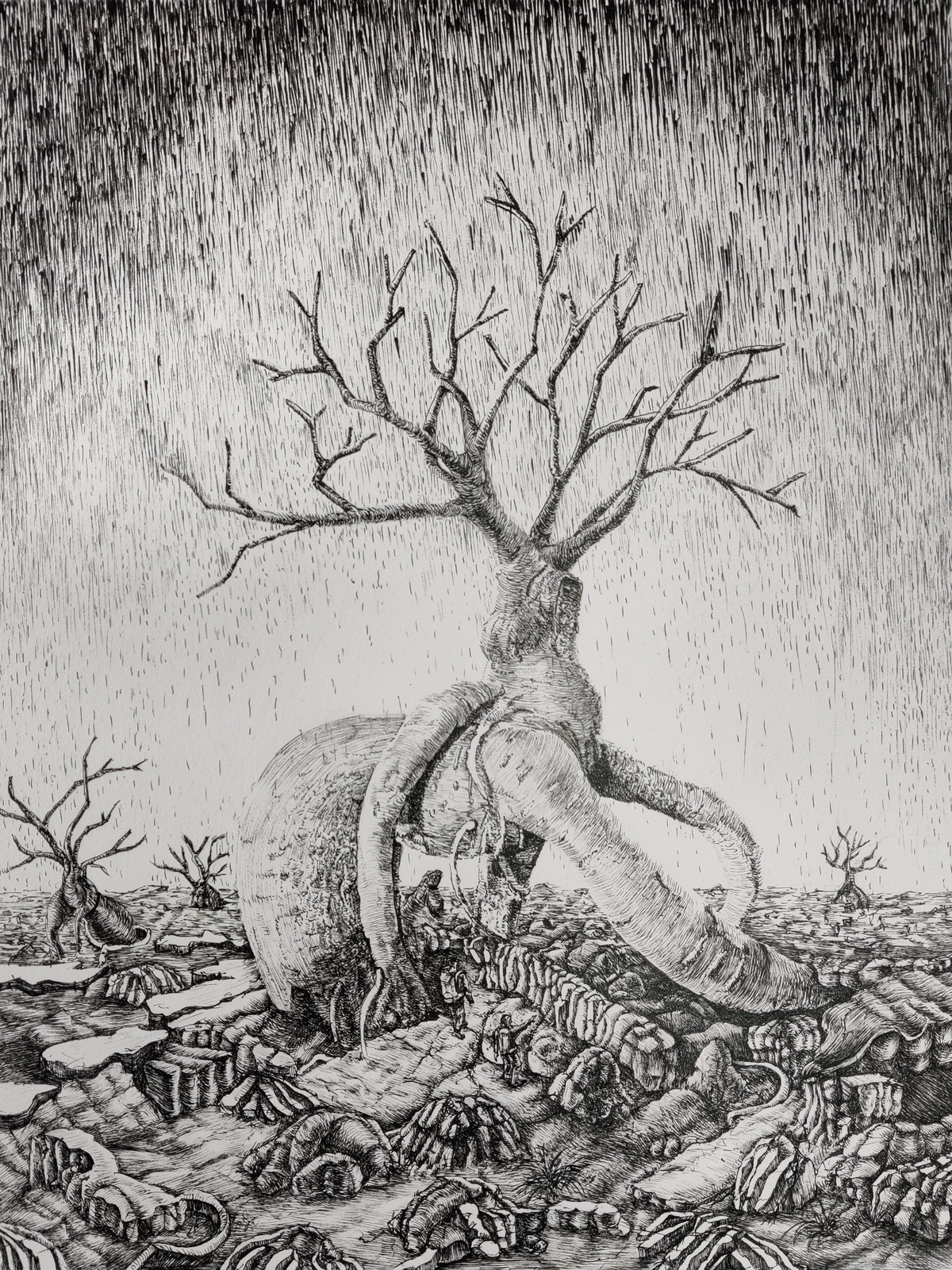 Surrealistisk penn- og blekktegning av en elefantlignende skapning med et bart tre på ryggen i et goldt landskap med knokler, av Neringa Zibaite.
